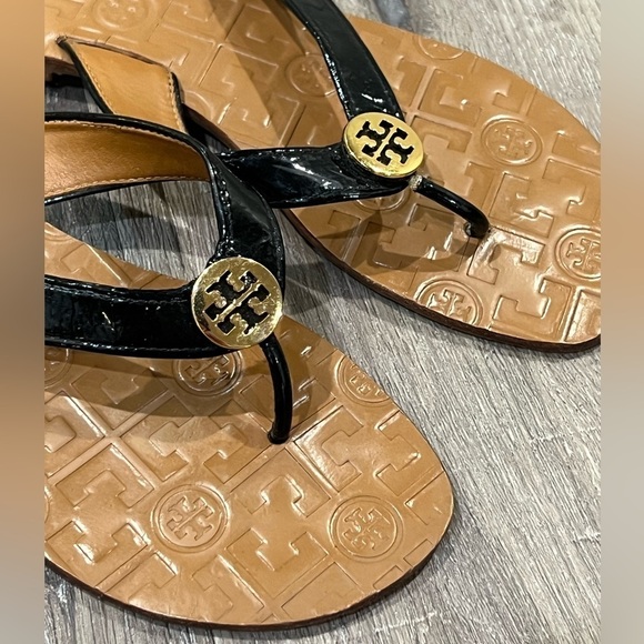 Barely Used Tory Burch Size 8 Leather Black Gold Classic Sandal Shoe - Picture 3 of 8